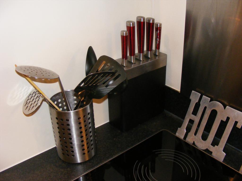 Number 10 Serviced Apartment - City Center Southampton Room photo